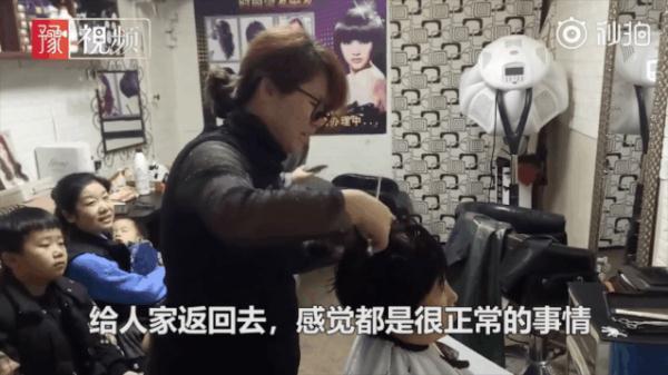 #光明网#因为女老板一个举动，这间小小理发店火了！网友：这很可以