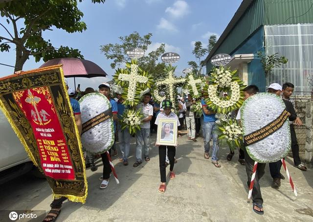 「环球网」越南为第二批卡车遇难者举办葬礼 大批村民送行亲属悲痛欲绝