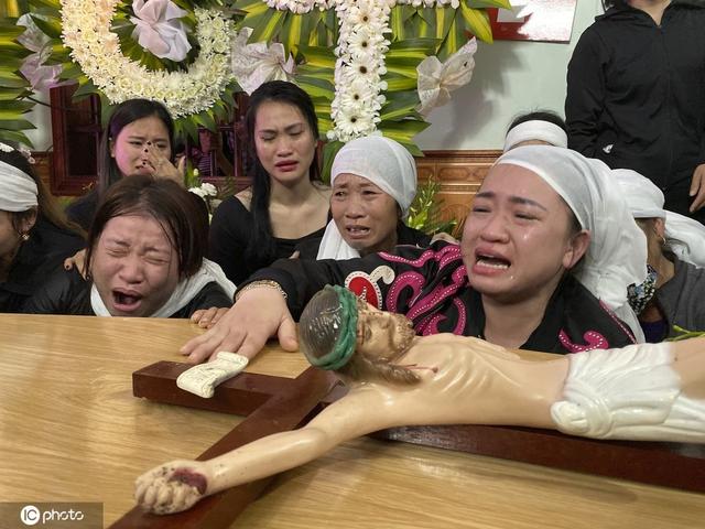 「环球网」越南为第二批卡车遇难者举办葬礼 大批村民送行亲属悲痛欲绝