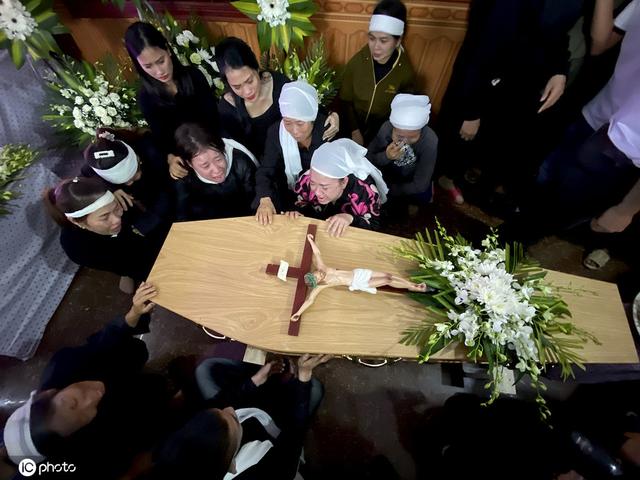 「环球网」越南为第二批卡车遇难者举办葬礼 大批村民送行亲属悲痛欲绝