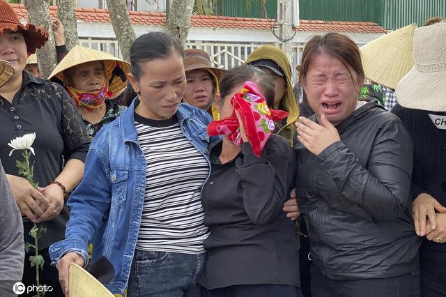 「环球网」越南为第二批卡车遇难者举办葬礼 大批村民送行亲属悲痛欲绝