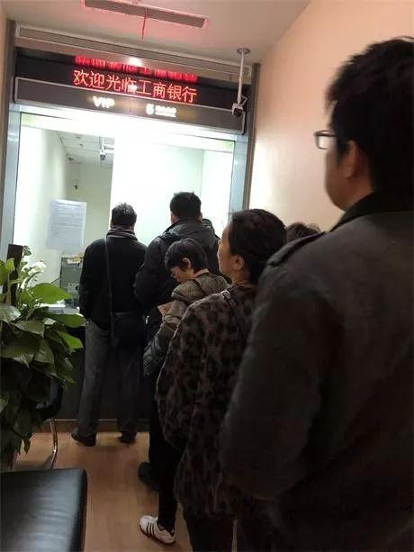 #中国经济网#太火爆！一转手能赚300%，这个币有啥魅力？让大批老年人排队狂买