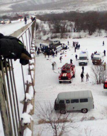 【环球网】快讯！俄一客车从6米高桥梁坠落，致19人死18人伤