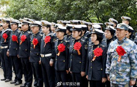 #光明网#卸下肩章领花，战友，请收下我最美好的祝愿