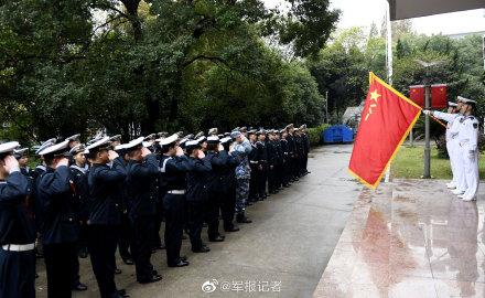 #光明网#卸下肩章领花，战友，请收下我最美好的祝愿