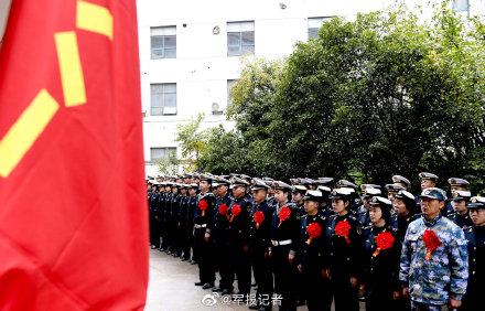 #光明网#卸下肩章领花，战友，请收下我最美好的祝愿