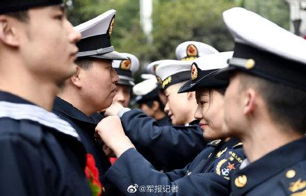#光明网#卸下肩章领花，战友，请收下我最美好的祝愿