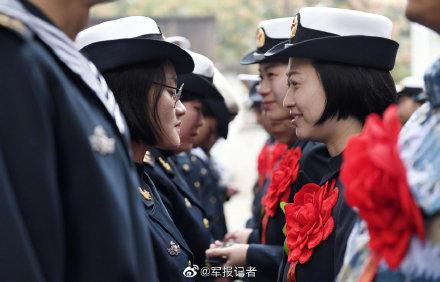 #光明网#卸下肩章领花，战友，请收下我最美好的祝愿