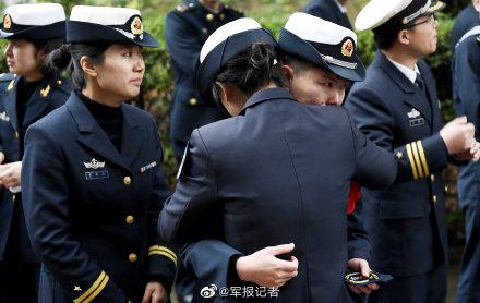 #光明网#卸下肩章领花，战友，请收下我最美好的祝愿