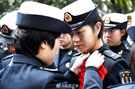 #光明网#卸下肩章领花，战友，请收下我最美好的祝愿