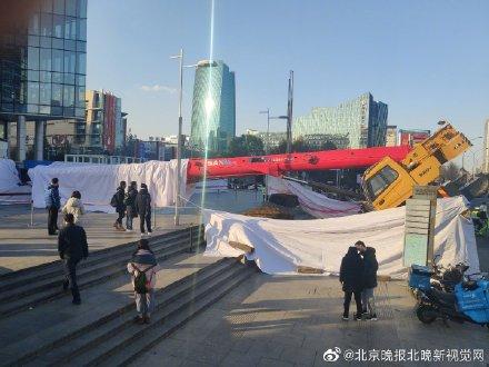 [光明网]真悬！吊车倾倒险些砸进商场，事发中关村