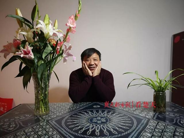 「上观新闻」最强陪考！49岁父亲自学通过“天下第一考”，只为和女儿有更多共同语言