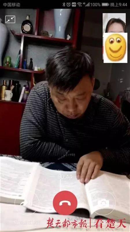 「上观新闻」最强陪考！49岁父亲自学通过“天下第一考”，只为和女儿有更多共同语言
