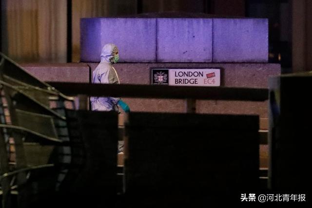 河北青年报■男子在恐袭案中冒险救人，遭人指责：“他不是英雄，他是一个杀人犯”