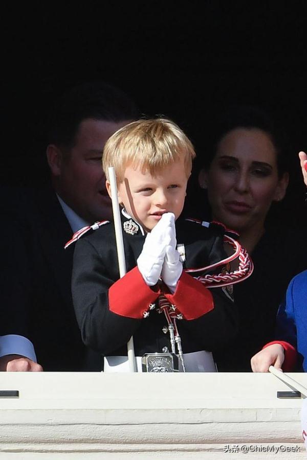 摩纳哥国庆日龙凤胎小王子公主抢镜头,可爱程度直逼英王室兄妹