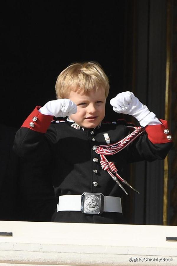 摩纳哥国庆日龙凤胎小王子公主抢镜头,可爱程度直逼英王室兄妹