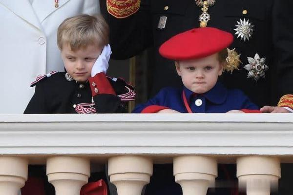 摩纳哥国庆日龙凤胎小王子公主抢镜头,可爱程度直逼英王室兄妹