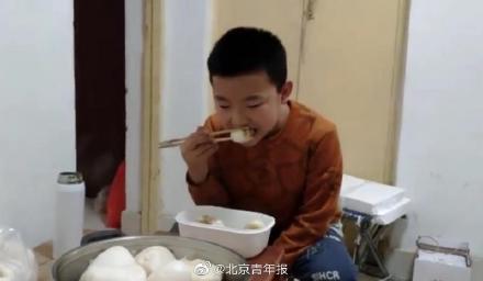 「光明网」9岁男童为捐骨髓救父增重 一天吃五顿饭 有时吃撑了还硬吃
