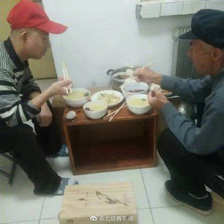 「光明网」9岁男童为捐骨髓救父增重 一天吃五顿饭 有时吃撑了还硬吃