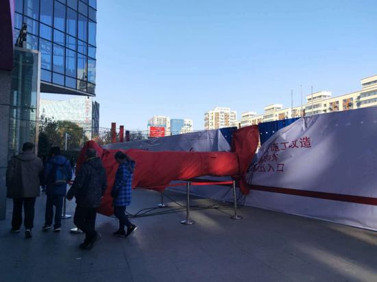 环球网■北京中关村一吊车侧翻 吊臂险些砸进商场(图)