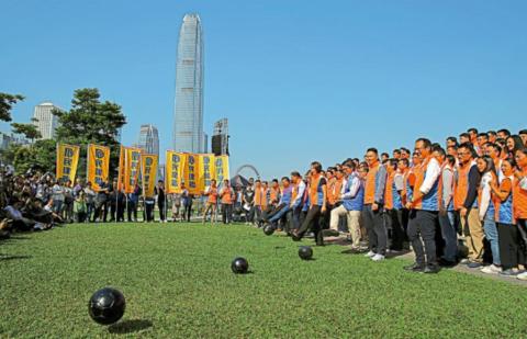 海外网@梁振英吁港人：只谴责还不够！要让暴徒成为过街老鼠