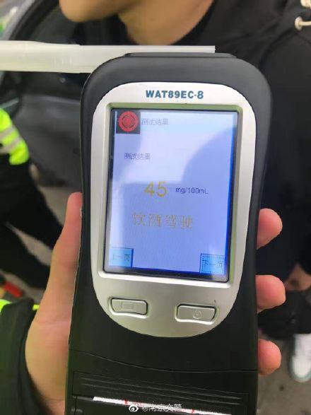 光明网@为帮朋友 男子酒后开车上高速被查