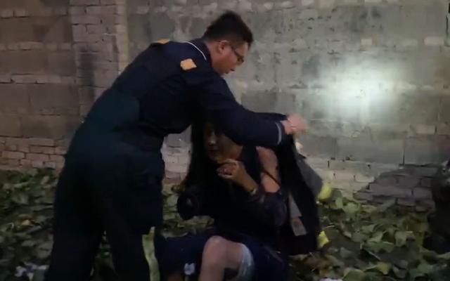 新京报@北京一民房起火有人被困，消防员及时解救并脱衣为其取暖