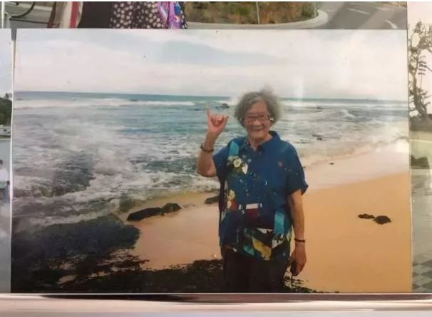 「文汇报」89岁白发姑娘卖房环游世界，90后刷屏点赞：希望我老了也能这么酷