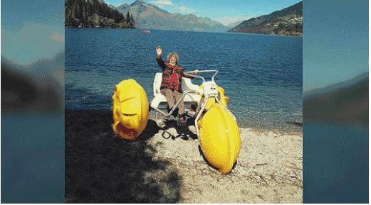 「文汇报」89岁白发姑娘卖房环游世界，90后刷屏点赞：希望我老了也能这么酷