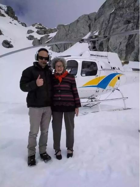 「文汇报」89岁白发姑娘卖房环游世界，90后刷屏点赞：希望我老了也能这么酷