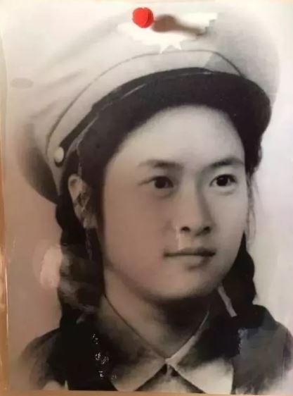 「文汇报」89岁白发姑娘卖房环游世界，90后刷屏点赞：希望我老了也能这么酷