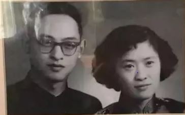 「文汇报」89岁白发姑娘卖房环游世界，90后刷屏点赞：希望我老了也能这么酷