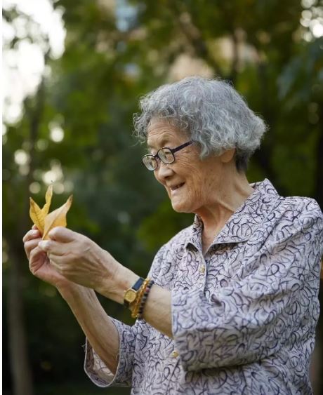 「文汇报」89岁白发姑娘卖房环游世界，90后刷屏点赞：希望我老了也能这么酷