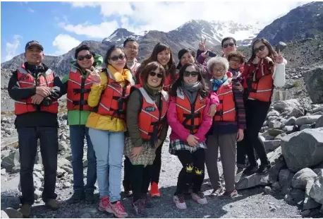 「文汇报」89岁白发姑娘卖房环游世界，90后刷屏点赞：希望我老了也能这么酷