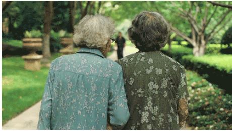 「文汇报」89岁白发姑娘卖房环游世界，90后刷屏点赞：希望我老了也能这么酷