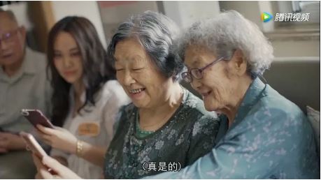 「文汇报」89岁白发姑娘卖房环游世界，90后刷屏点赞：希望我老了也能这么酷