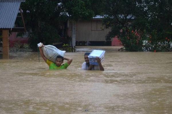 「光明网」马来西亚东海岸水灾严重 气象部门发降雨红色预警