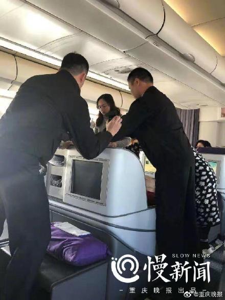 光明网■飞机起飞后乘客突发疾病 这位白衣天使马上伸出了援手