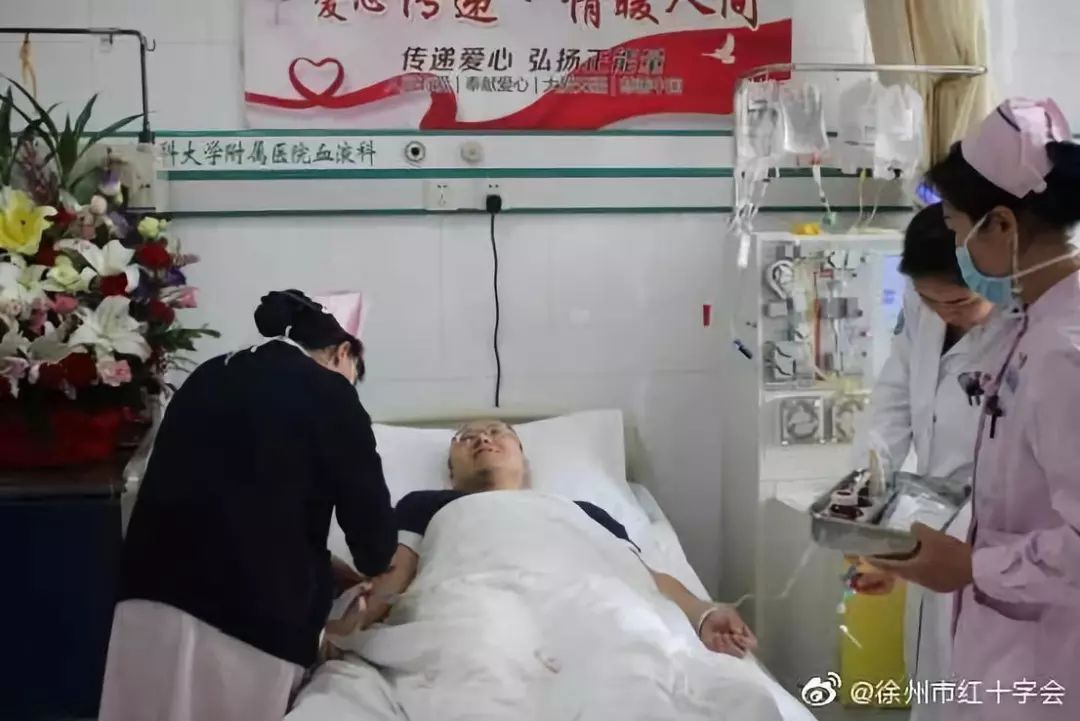 新华网：医生偷偷请“病假”，同事一下拆穿：你明明是去……