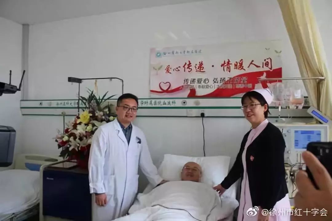 新华网：医生偷偷请“病假”，同事一下拆穿：你明明是去……