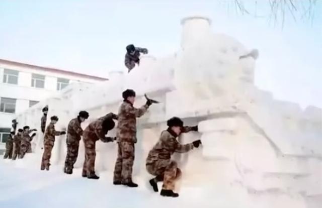 #中国青年网#兵哥哥堆的雪人上热搜