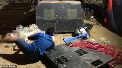 「海外网」太惊险！泰国游客玩“海盗船”中途直接被甩飞