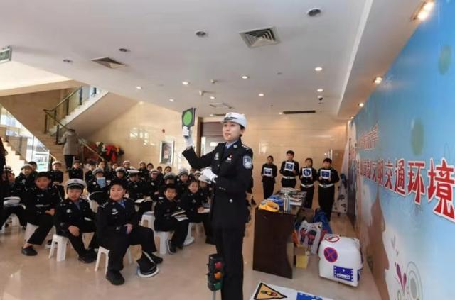 #北京日报客户端#全国交通安全宣传日，市民零距离体验交管“黑科技”