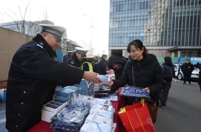 #北京日报客户端#全国交通安全宣传日，市民零距离体验交管“黑科技”