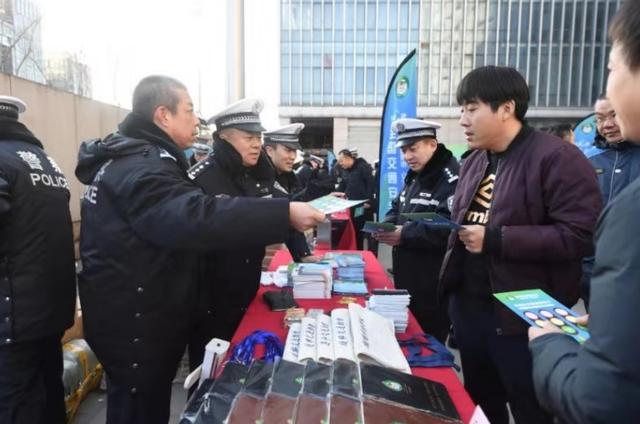 #北京日报客户端#全国交通安全宣传日，市民零距离体验交管“黑科技”