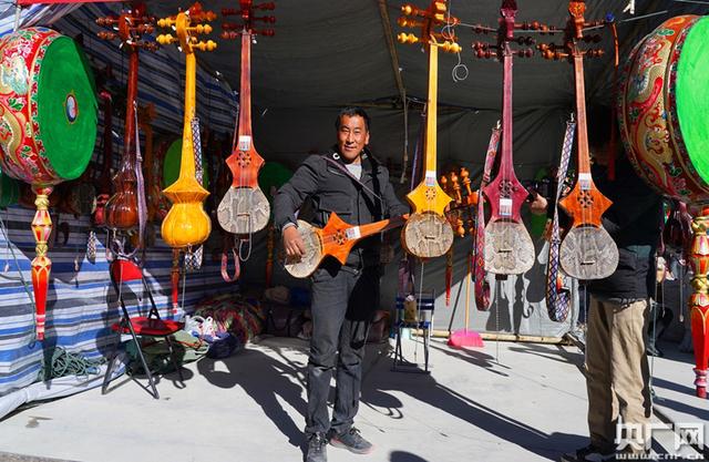 洛桑曲扎正在弹奏由他亲手制作的乐器——扎念琴(央广网发 见习记者