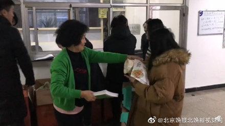 光明网■宿管阿姨纸箱换零食，同学：来沾沾锦鲤气