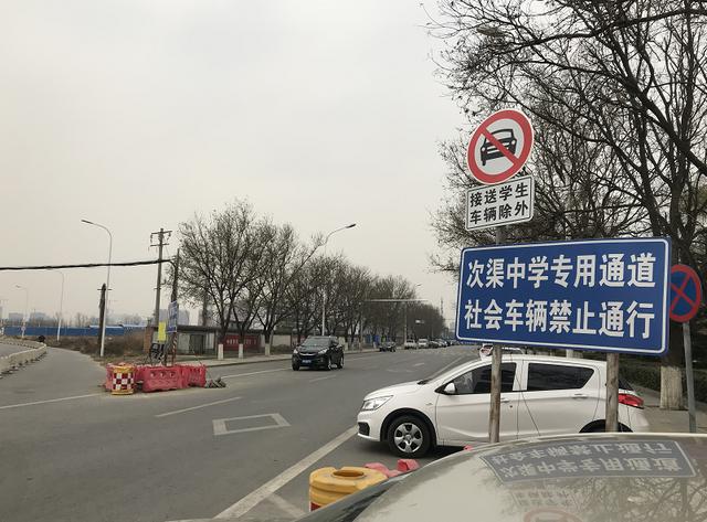 [北京日报客户端]中看不中用，这里的临时红绿灯该挪挪地儿了