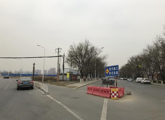 [北京日报客户端]中看不中用，这里的临时红绿灯该挪挪地儿了