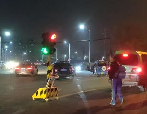 [北京日报客户端]中看不中用，这里的临时红绿灯该挪挪地儿了